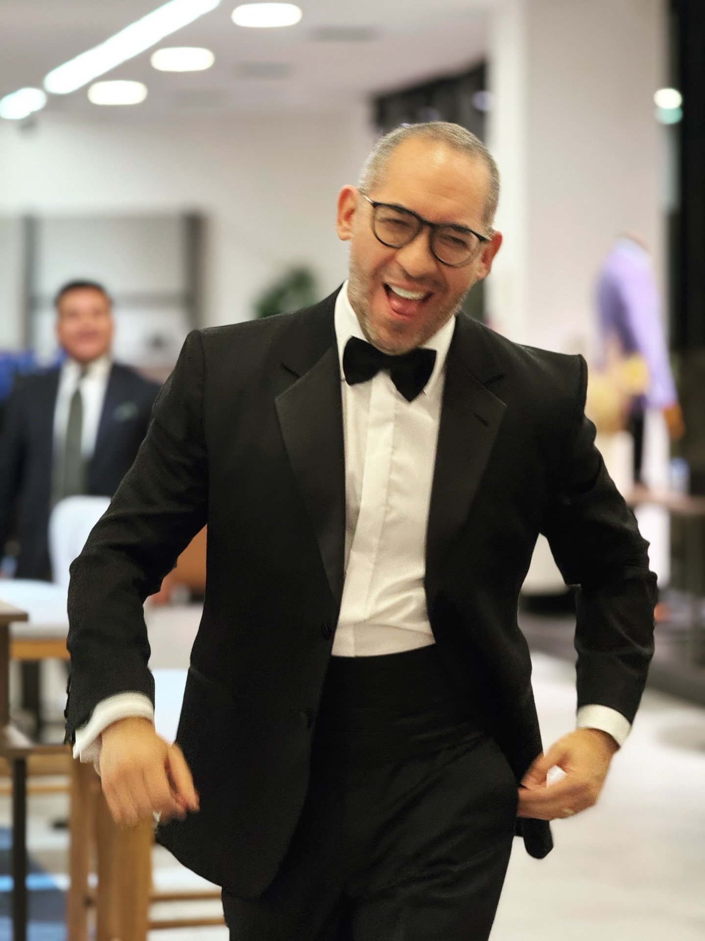 Cliente de El Dian con un traje a medida